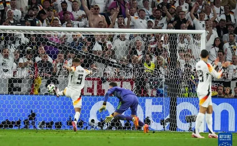 燃动赛场：手工雕刻的运动赛事加油牌艺术作品